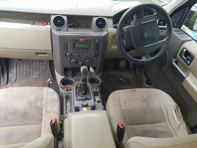 Land Rover Discovery — interior before detailing