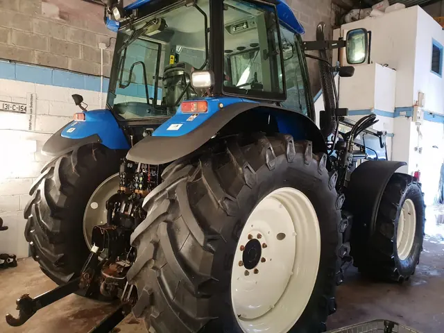 New Holland Tractor — fleet vehicle detailing